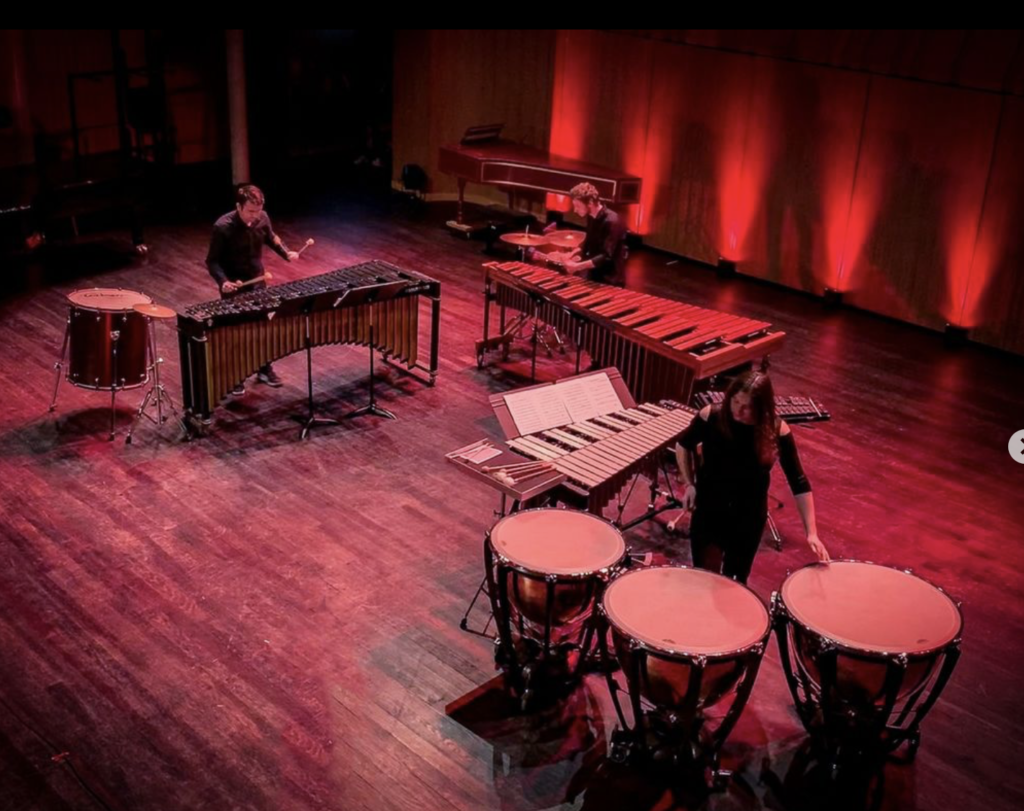 Trio Mas. Ensemble musical composé de trois percussionnistes