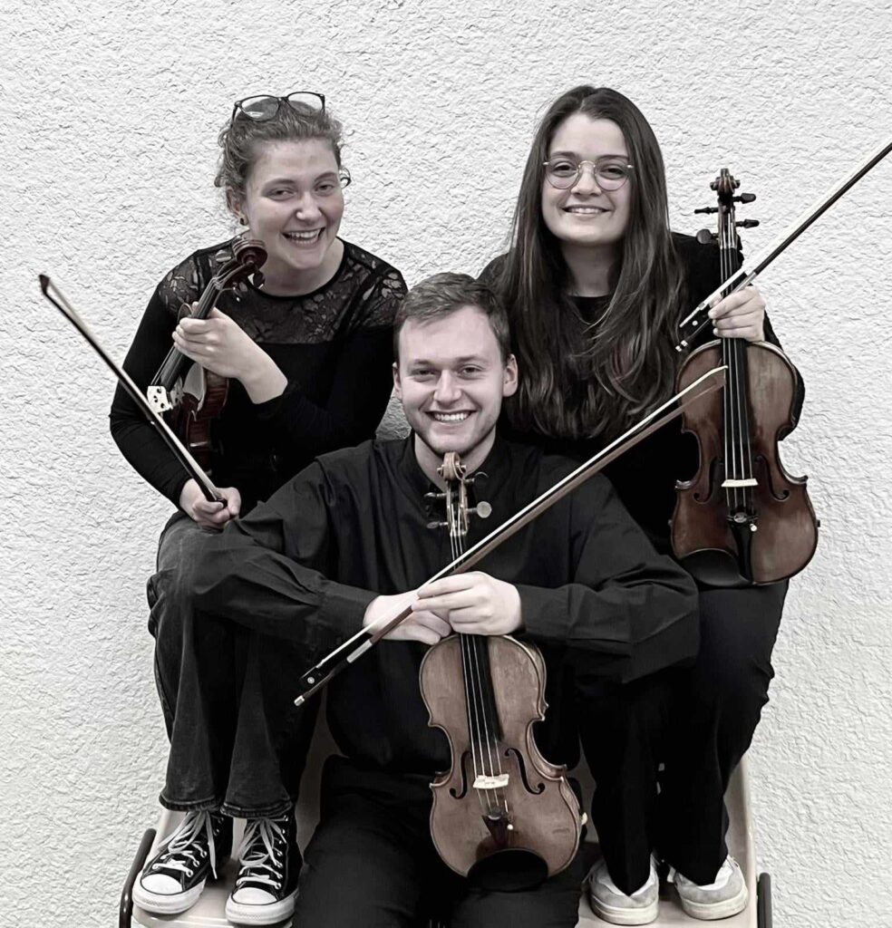 Quentin, Elodie et Camille, violonistes dans la classe d'Anne Mercier à l'ESM BFC.